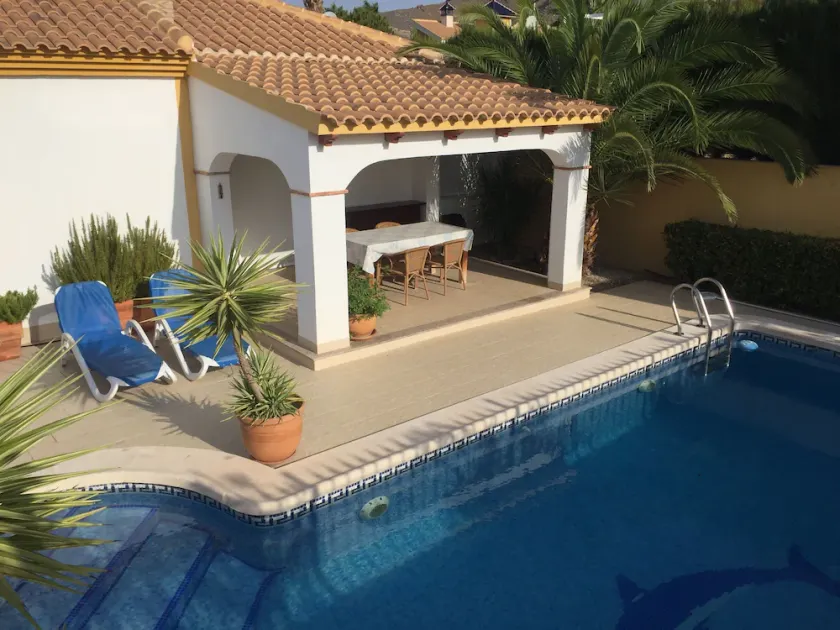 Fantastique bungalow spacieux individuelle avec beau jardin et piscine privée - Image 1