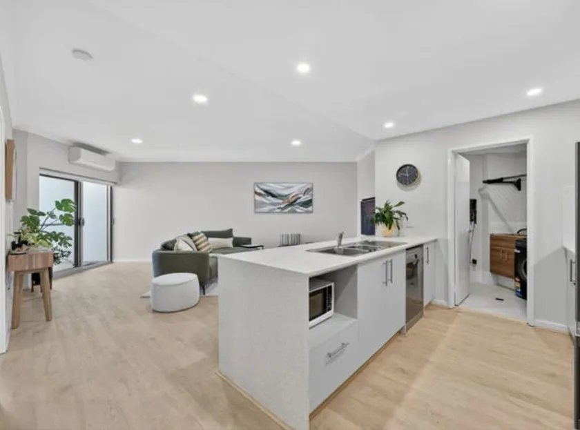 Luxury Apartment with Private Balcony & Parking in Perth CBD. - Image 1
