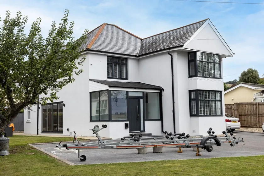 Greenacre - Close to beaches with Hydropool spa - Image 1