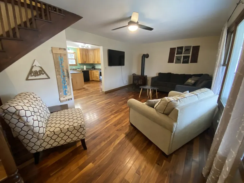 10 Mins to Downtown, Hot-Tub, Pet friendly, Covered Porch, Firepit, 2400 sq ft - Image 1