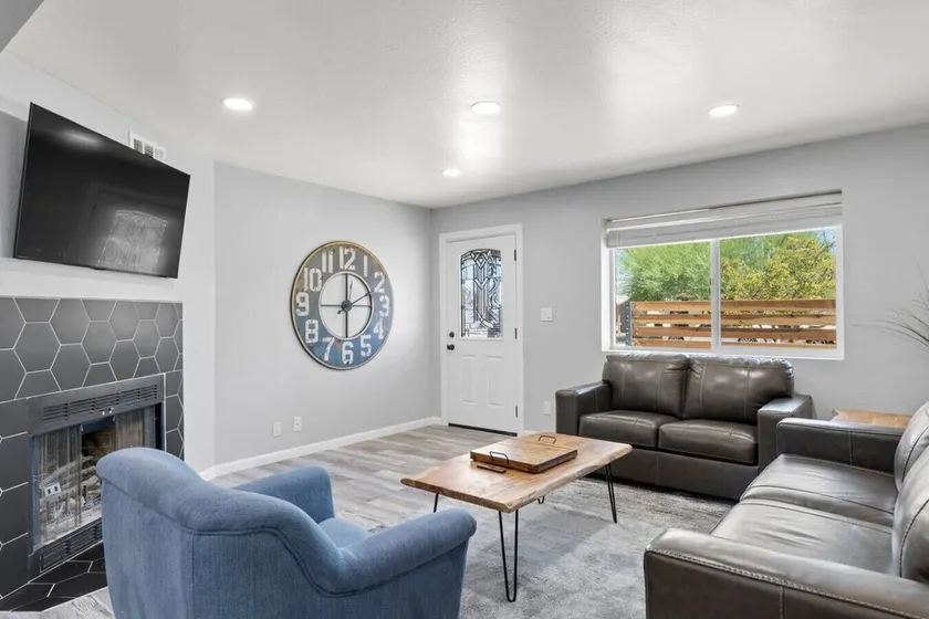 Cheerful Newly Renovated Home 5 Minutes to ASU - Image 1
