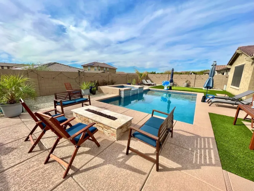 Relax poolside and stargaze in heated pool and hot tub! - Image 1