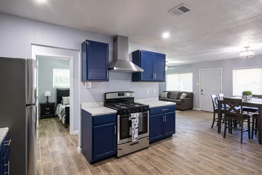 Charming 3 Bedroom residential home with parking on site. - Image 1