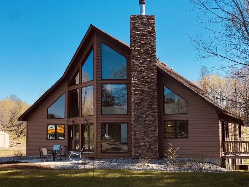 Northern retreat on Chain Lake - Image 1