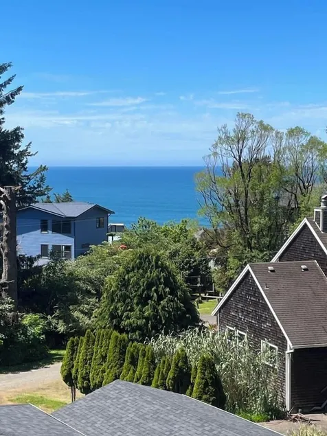 Neptune & Chill~ 4-bedroom beauty with a hot tub - Image 1