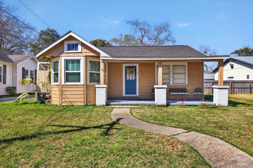 Suite Magnolia in Ocean Springs Downtown Area. Close to all the action. - Image 1