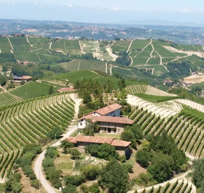 Exceptionell utsikt, typiskt \"gamla Piemonte\" restaurerade hus nära Alba, Piemonte - Image 1