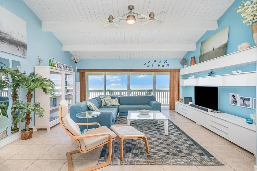 Ocean Front Townhouse, modern relaxed design - Image 1