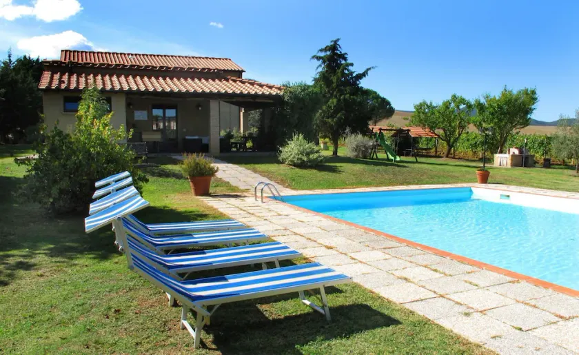 Acogedor apartamento en villa para 5 personas con piscina, WIFI, TV y patio - Image 1