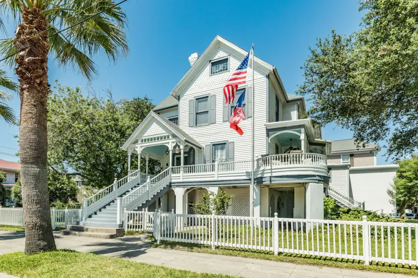 Henry Trueheart's Sweethaven: Walk to the beach from an historic Victorian! - Image 1