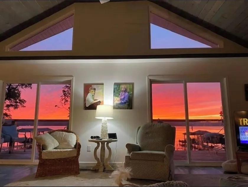 Level Lakefront Villa with Gorgeous Seneca Sunsets 3,510 sq. ft. - Image 1
