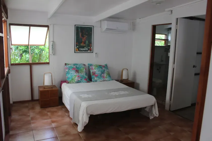 Bungalow in shared garden with house, seafront and private beach.  - Image 1