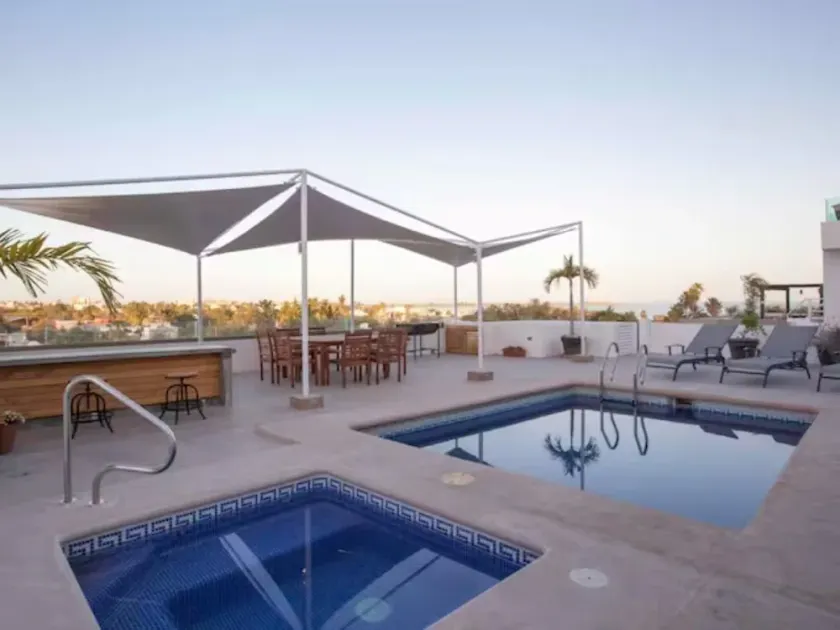 Entire Home 6 Beds Sleeps 10 Pool Jacuzzi and Gym - Image 1