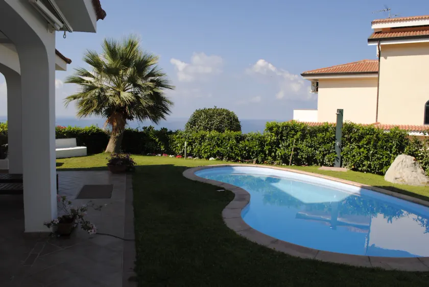 Villa mit privater Poolterrasse mit Blick auf das Meer, das Dorf und den Strand in der Nähe - Image 1