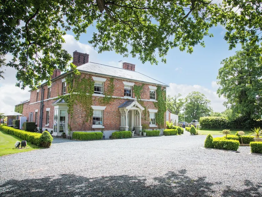 8 bedroom accommodation in Horsemans Green - Image 1