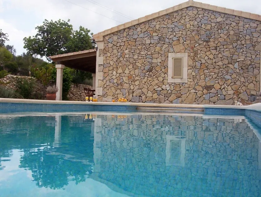 Casa típica de Maiorca, com terraço e piscina com belo pôr do sol. - Image 1
