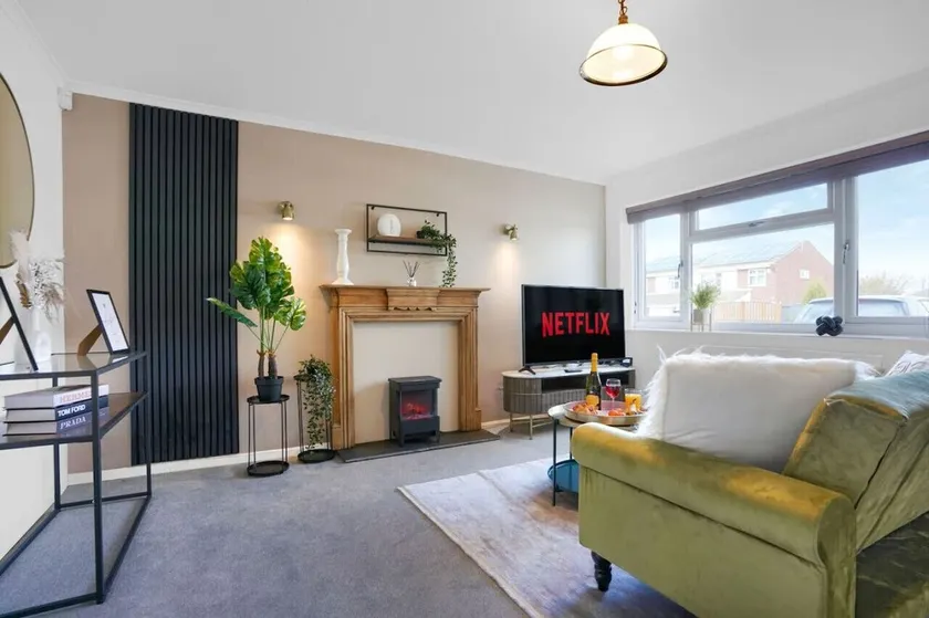 Stylish House • Sleeps 6 • Driveway Parking • Fast Wifi • Self-Check-In - Image 1