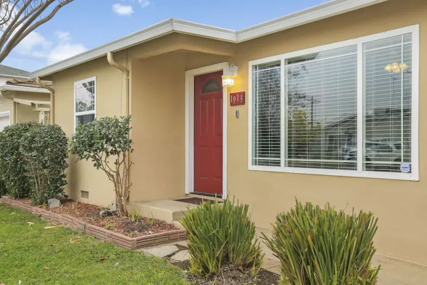 Robert St Cottage, near Lodi Lake - Image 1