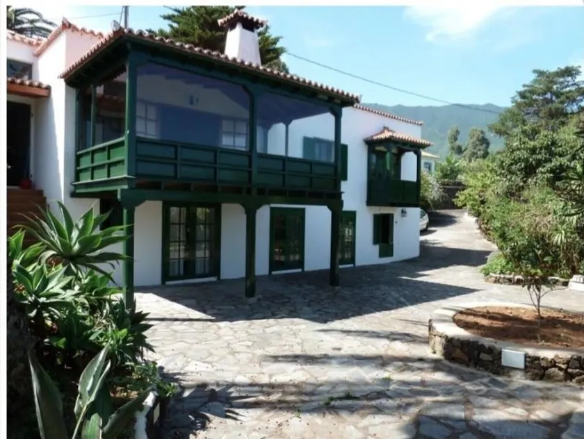 Spacious characterful villa with spectacular views in quiet rural setting. - Image 1