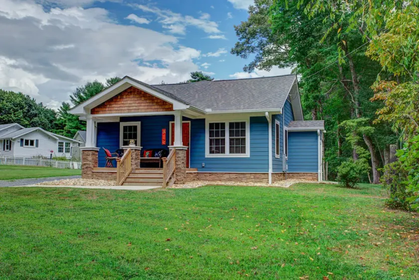 The Oakley House | Quaint, Cabin-Themed Home in Asheville | Close to the Biltmore Estate - Image 1