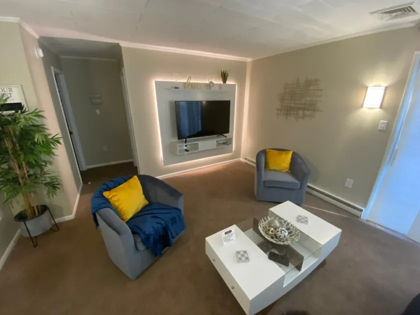 Close to lot of shopping areas, eateries, bars and more. Ideal for monthly stays - Image 1