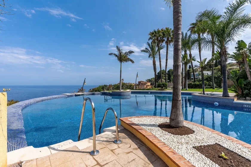Holiday Home 'Casa Encontrada' with Shared Pool & Wi-Fi - Image 1