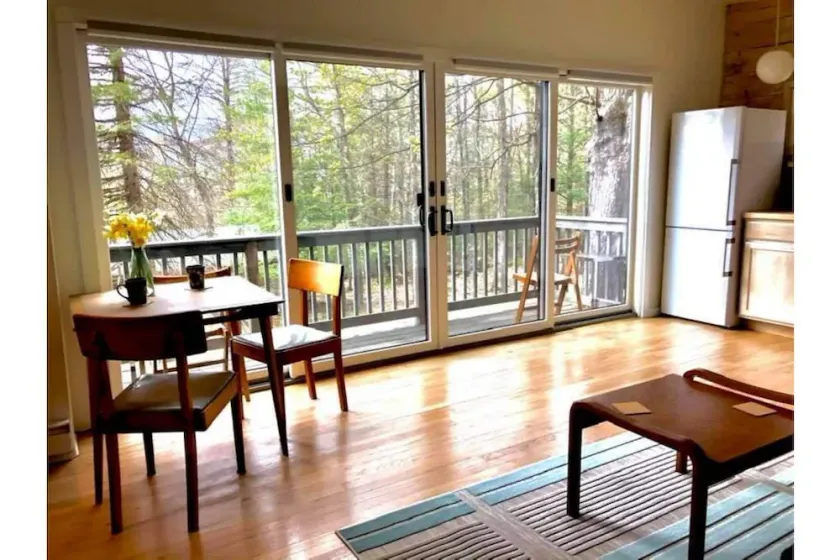 Mountain view, mid-century style, 1 mile to town! - Image 1