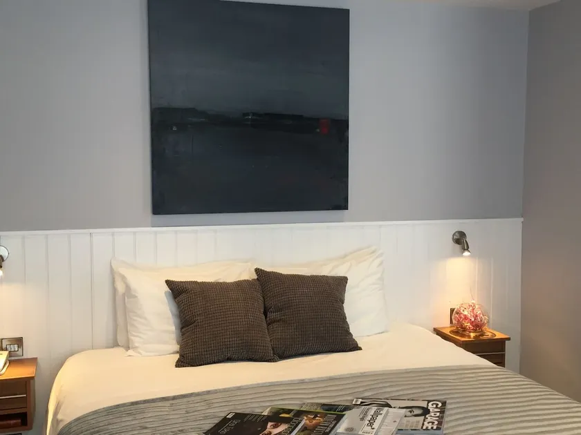 Carlton Hotel - Image 1