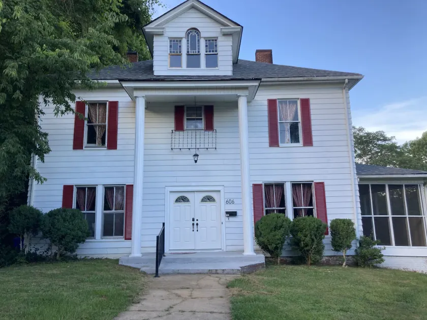 Colonial house in downtown N Wilkesboro NC with fireplace - Image 1