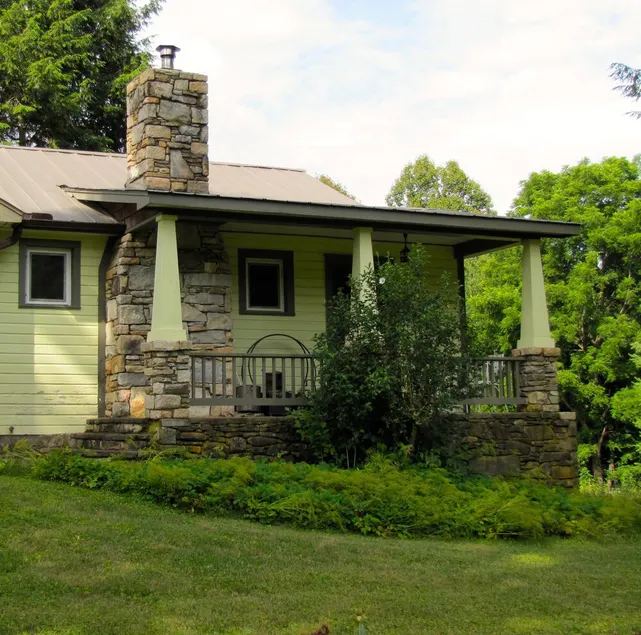Restored Farmhouse 1920s.  Family and Pet Friendly. Borders National forest - Image 1