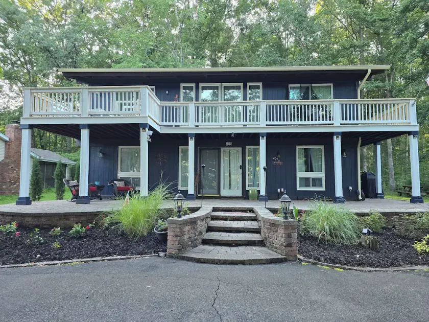 Cozy property, a short walk to a lake front beach. - Image 1