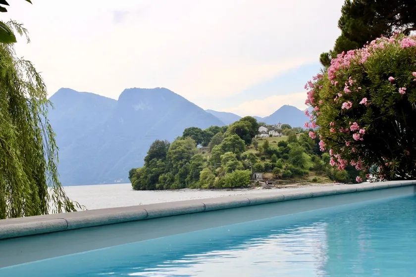 Lakeside villa med privat trädgård och pool. 180 ° utsikt över sjön och isl - Image 1