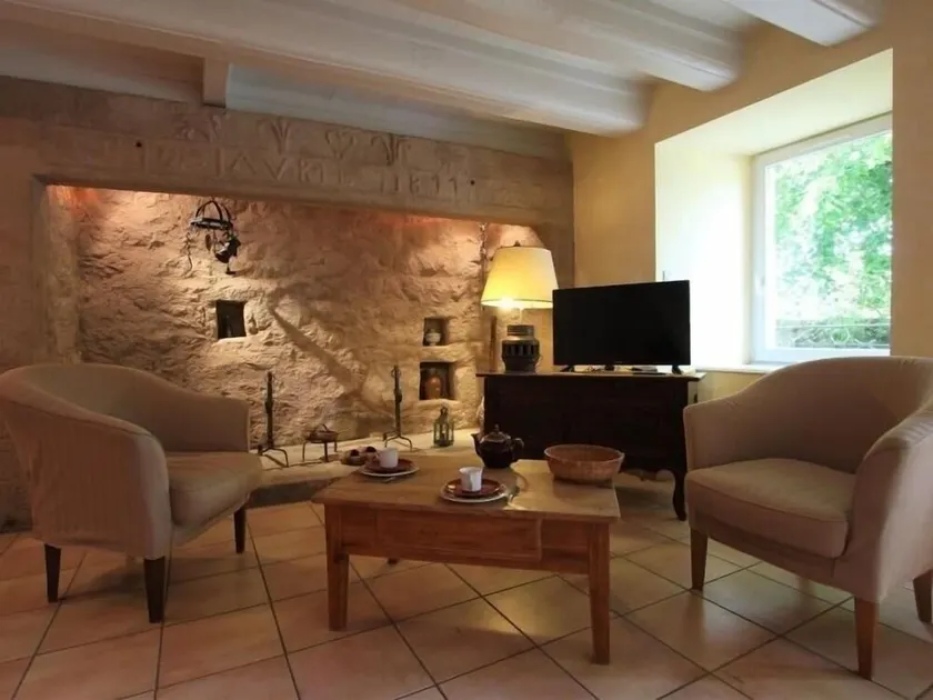 Charming Cottage in Vernassal with Courtyard and Nearby Attractions - Image 1