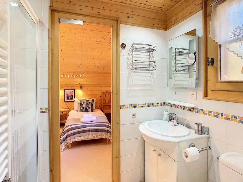 Beautiful chalet, large private garden, 5 minutes walk to ski lifts and lac bleu - Image 1