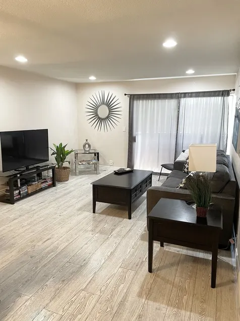 SCOTTSDALE CONDO/OLDTOWN ACROSS STREET FROM FASHION SQUARE MALL...NEW REMODEL - Image 1