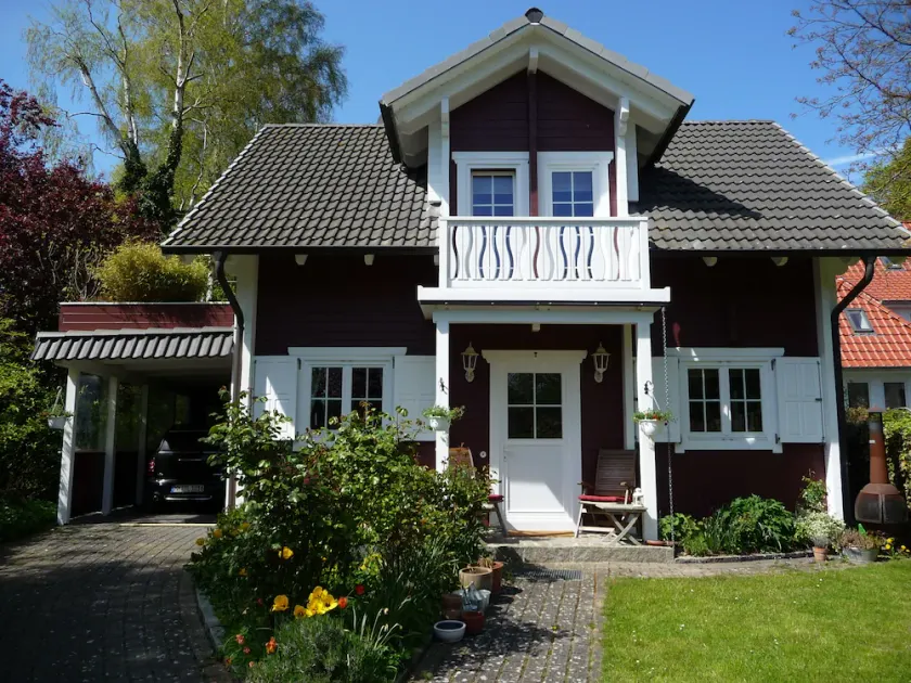 \"Ponyhaus\" - wooden holiday home in Swedish style right by the sea - Image 1