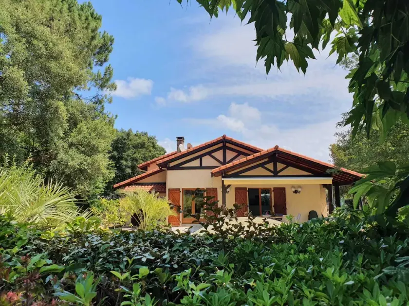 Beautiful villa with swimming pool, fronton and mini-tennis in a residential area - Image 1