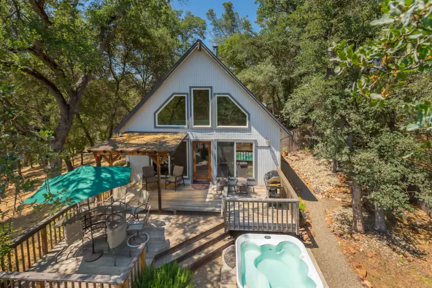 Hyggeligt sommerhus tæt på Yosemite, smuk udsigt, boblebad og mere! - Image 1