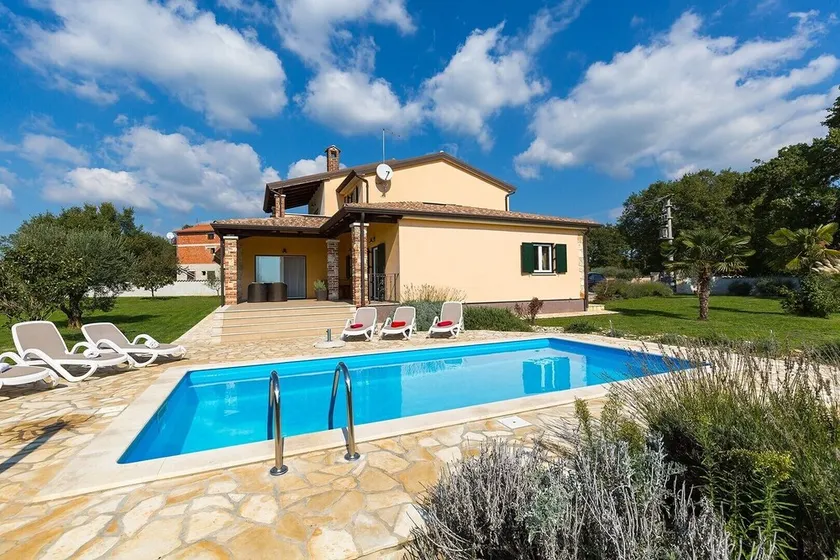 Villa recentemente rinnovata vicino a Parenzo con piscina privata e giardino. Pet-friendly. - Image 1
