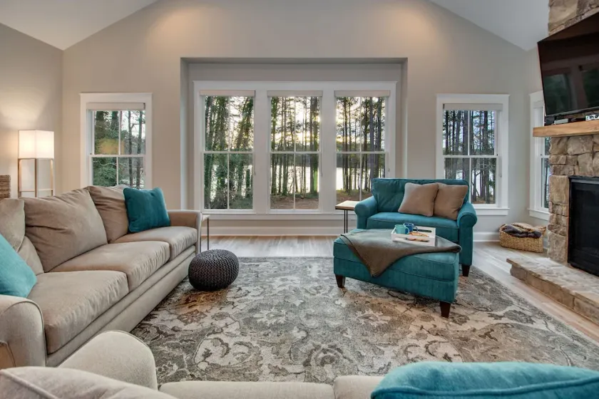 Nouvelle maison au bord du lac près des îles Lanier avec quai privé. Une vue imprenable sur chaque chambre! - Image 1