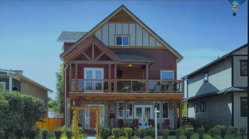 Newer 5 bedroom house less than half a block from lake, sleep 10 - Image 1