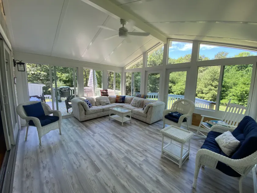 Clean, Hidden gem/ sunlit sunroom. Quiet area yet still near local attractions - Image 1