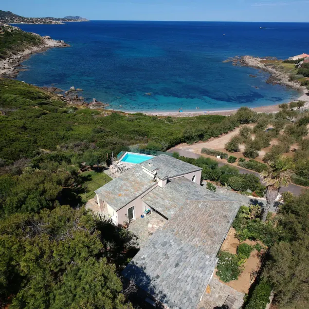 Shorefront villa offers great amenities and views giving onto the beach below - Image 1