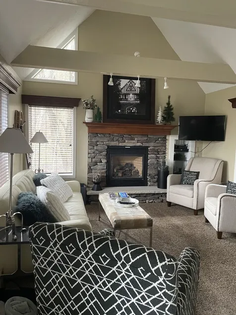 Prime Location! Clean 3 BDRM/3 FULL BATH. Next to MountainAdventures & MainLodge - Image 1