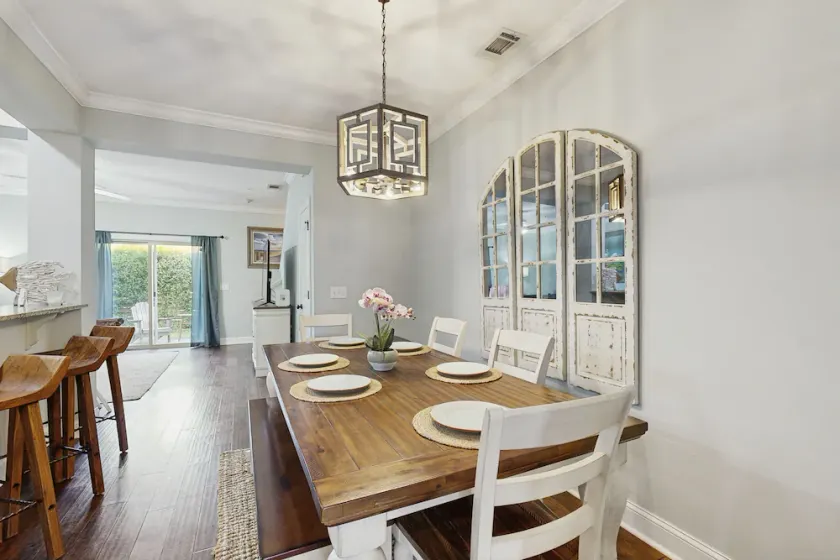 Charming southern townhouse w/enclosed yard & access to community pool - Image 1