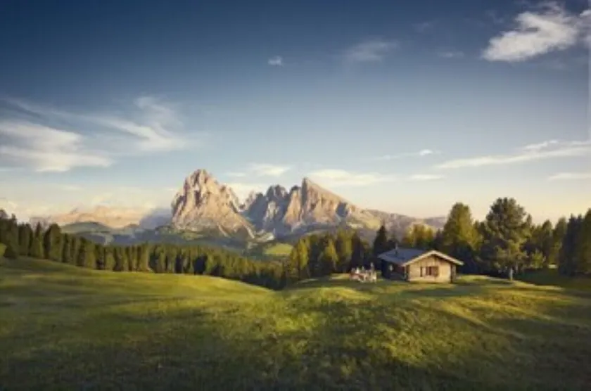 5 minutes from the Alpe di Siusi cable car, family apartment and terrace. - Image 1