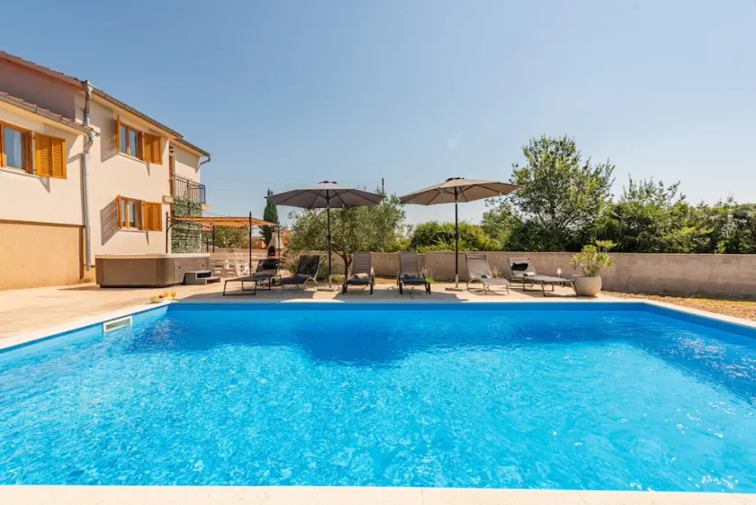 Ferienhaus Tina mit Jacuzzi und Pool - Image 1