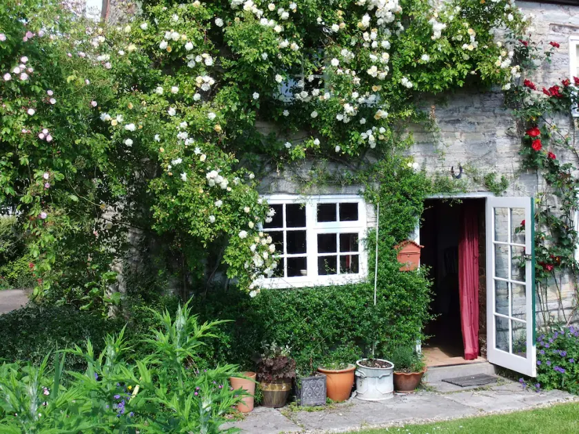 Old detached stone cottage in Shakespeare country - Image 1