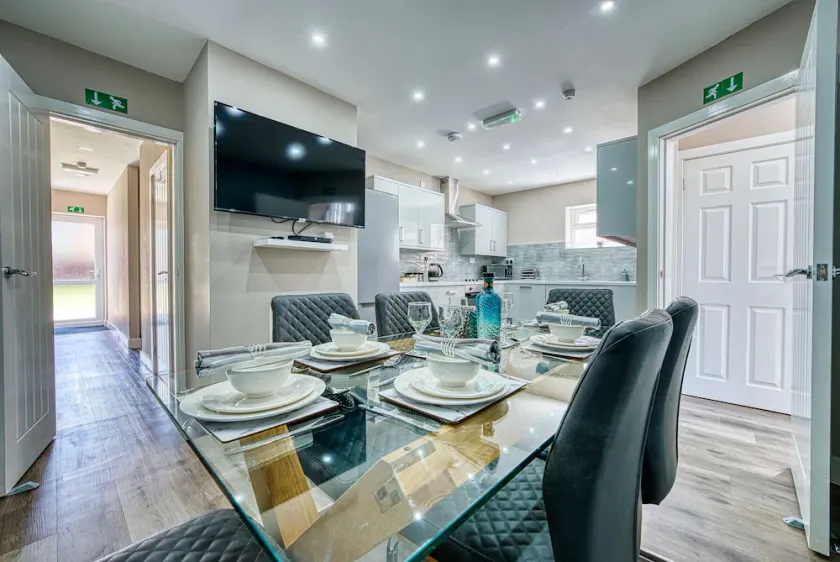 Stylish 3BR Home Near NEC & Airport, Sleeps 6 - Image 1