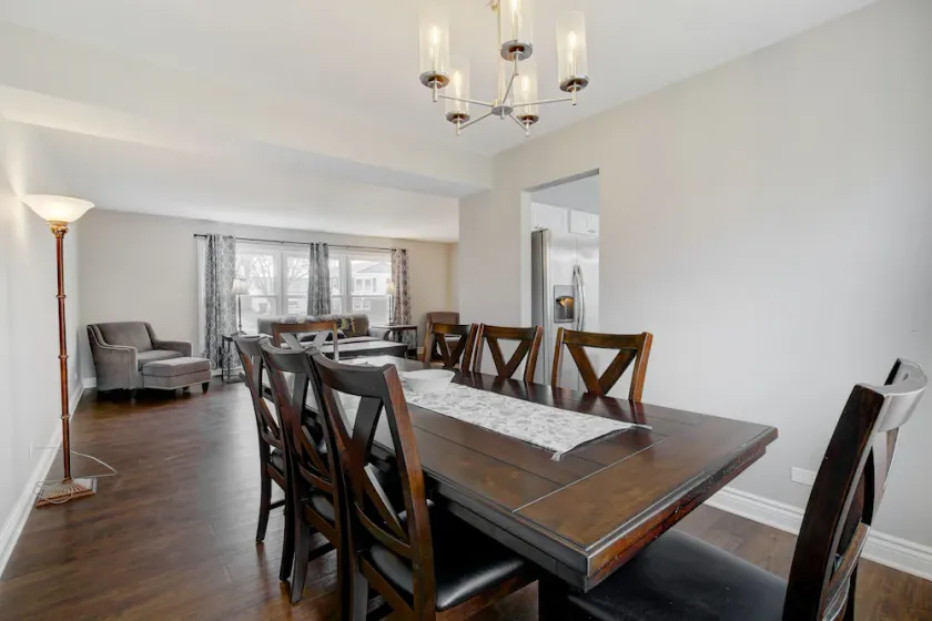 Arlington Heights 5bd 3bth sleeps 14 with driveway parking - Image 1